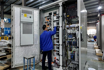 MATTRABUD ENERGY GROUP – Mikrosieć szpitalna z falownikami do pomp PV i systemem modułów bateryjnych – zasilanie awaryjne